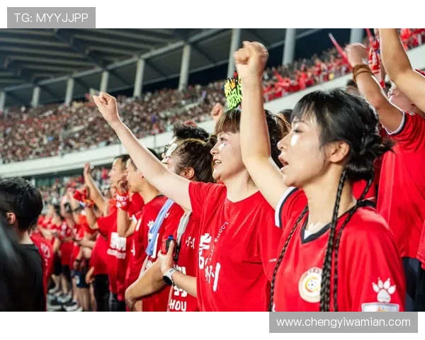 足球明星街头亲民互动瞬间展现真实魅力与球迷情感交流